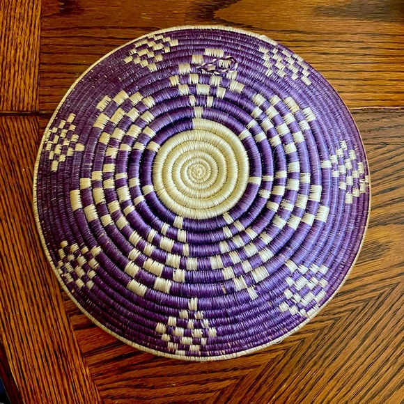 Wall art - Hand-woven bowl. Like new condition. Hanger on back for wall art - Picture 2 of 2